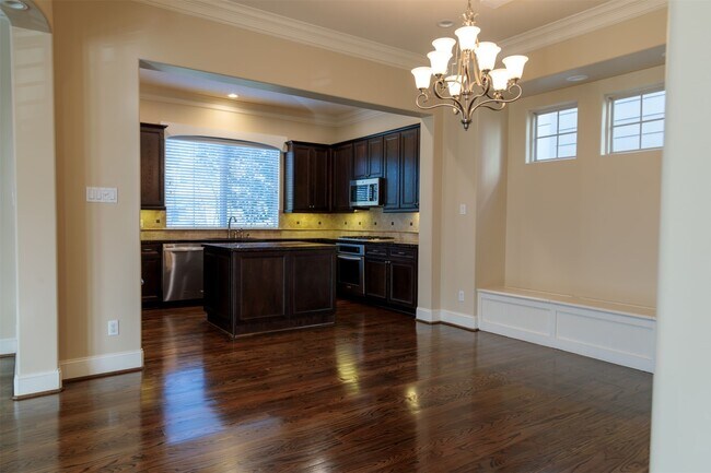 Building Photo - 2101 Elmen St