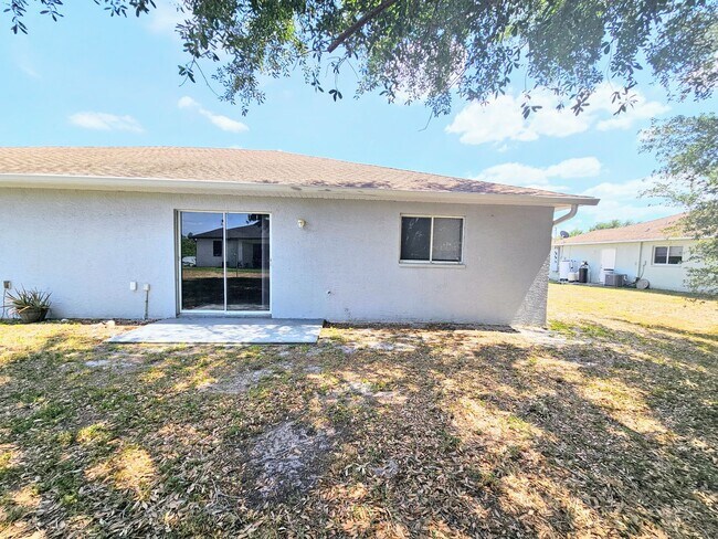 Building Photo - 3 BR / 2 BA Duplex Conveniently Located in Lehigh Acres