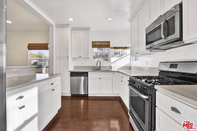 Building Photo - 6323 Farmdale Ave