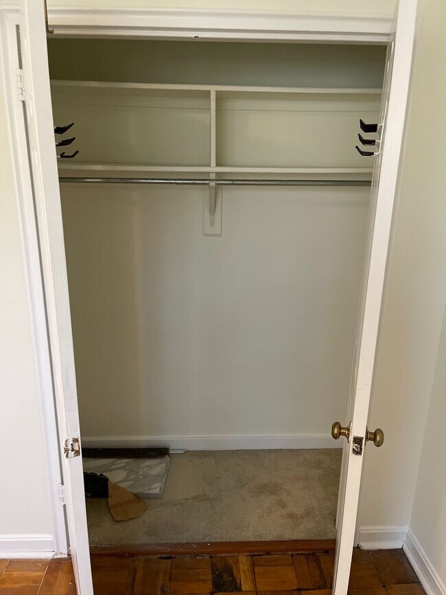 Building Photo - Top Floor 2BR, 1BA Garden Condo Near Ballston Metro