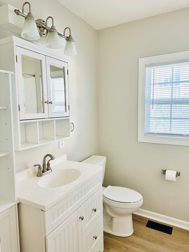 Building Photo - Renovated 3-Bedroom Gem within walking dis...