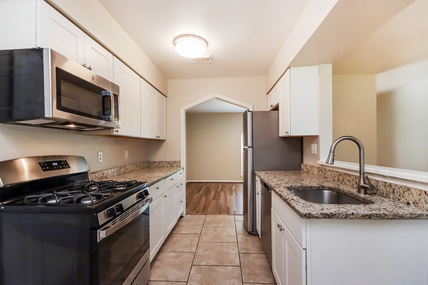 Building Photo - 14234 Juliedale Dr
