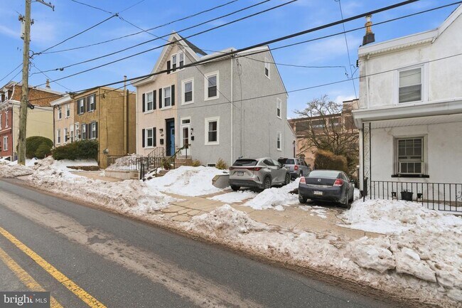 Building Photo - 405 Leverington Ave