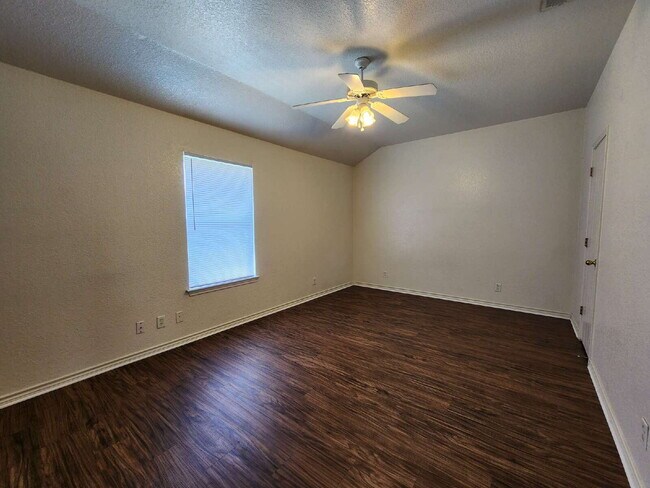 Building Photo - 3204 Toledo Dr