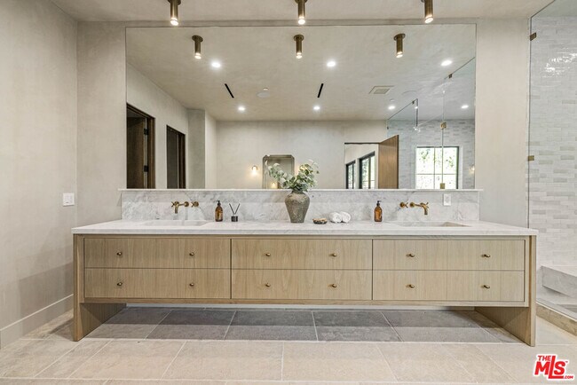 Building Photo - 14273 Greenleaf St