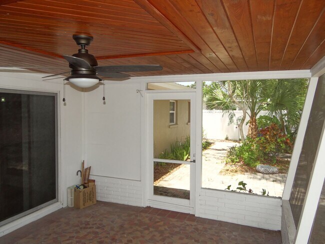 Building Photo - Gorgeous 3/2 in Clearwater