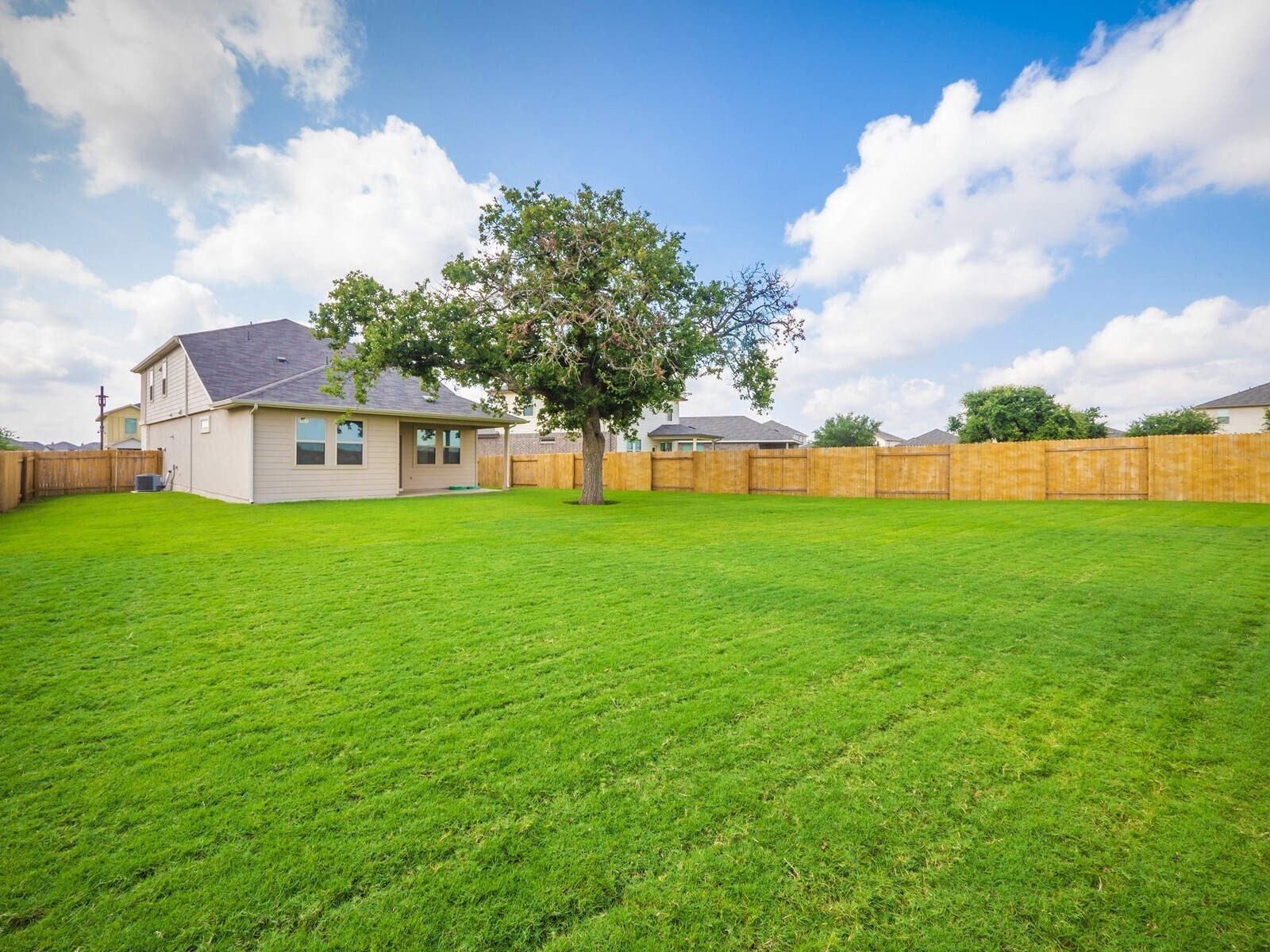 Building Photo - 120 Serpens St