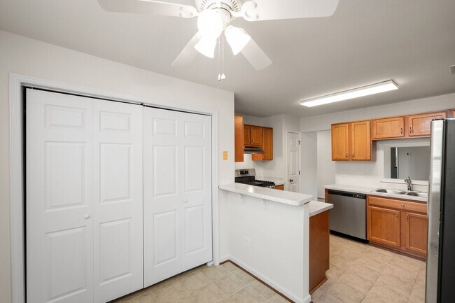 Building Photo - Beautiful Ranch in Pine Meadows | Water View