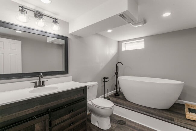 Building Photo - 724 Northwood Dr