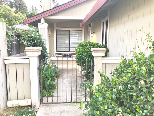 Building Photo - AVAILABLE FOR MOVE IN ON 8/1/26 -  RECENTLY RENOVATED 3 BED, 2 BATH 1 STORY ON LARGE CORNER LOT