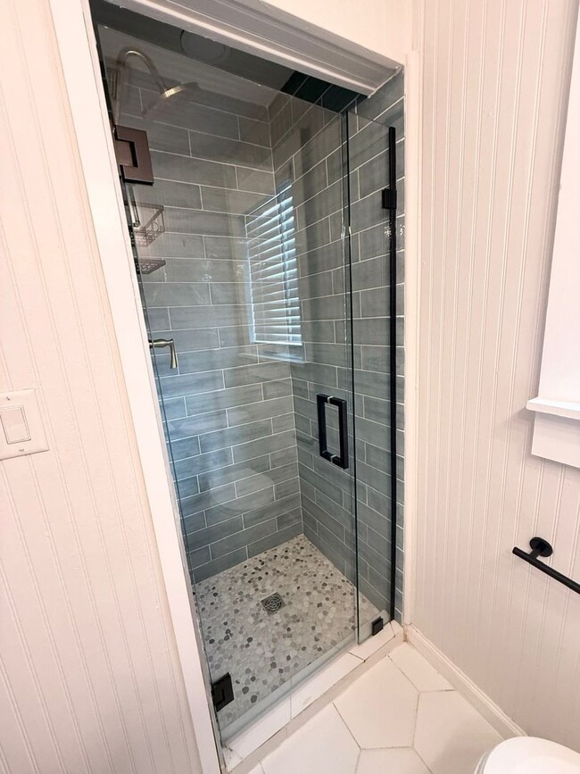 Building Photo - Charming Beachside Rental!