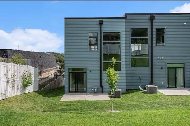 Building Photo - Fully Furnished 2 Master Suites | Luxe Tow...