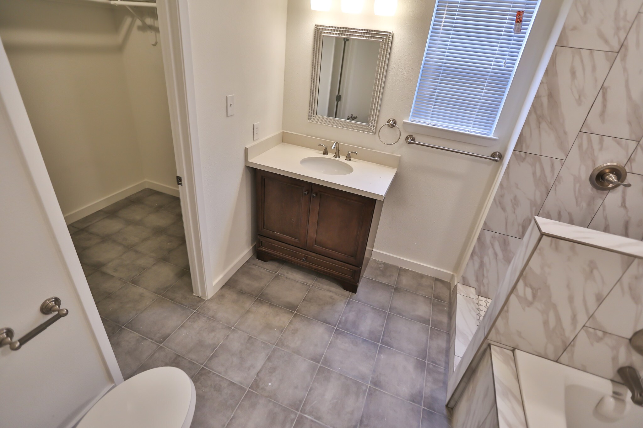 Master bathroom with Closet - 3203 Elgin St