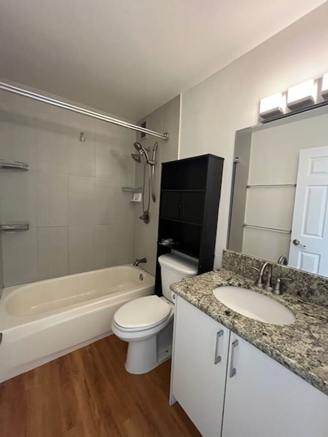 Building Photo - Greenwood 2 Bed/1.5 bath Apartment with 1 ...