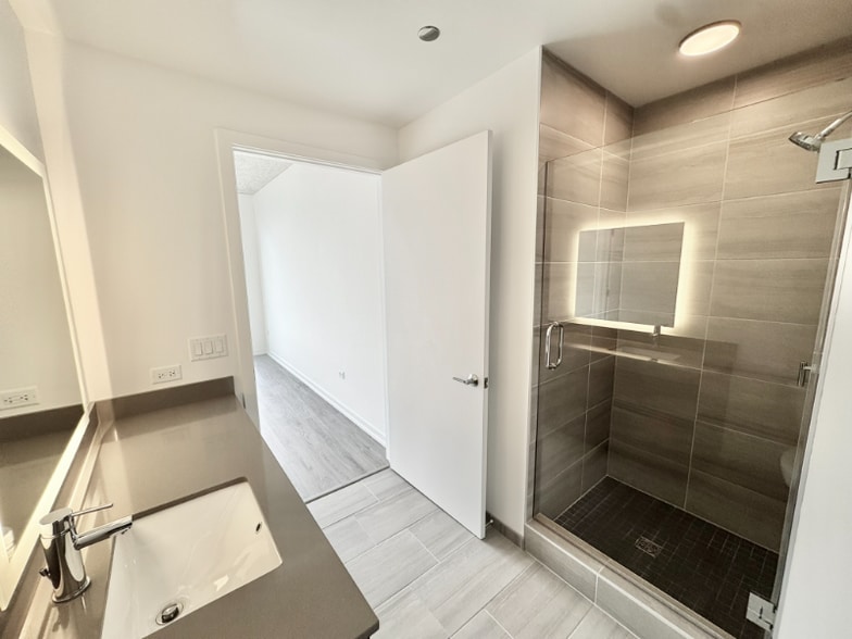 Building Photo - 461 W Chicago Ave