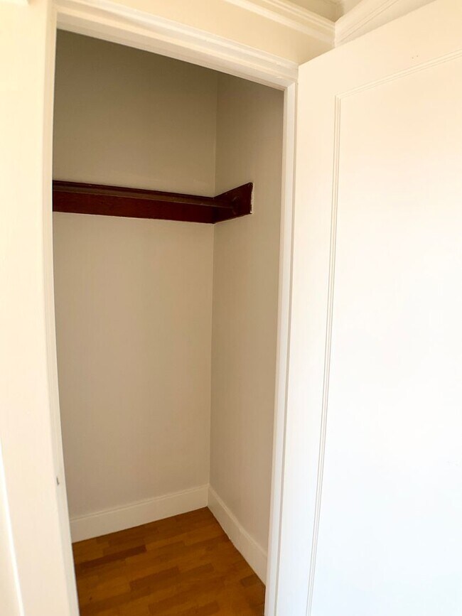 Building Photo - LARGE 2BR w/ Dining Room. PARKING AVAIL.! DISHWASHER! W/D IN-UNIT