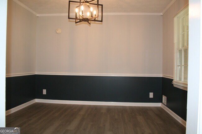 Building Photo - 2075 Pinewood Dr