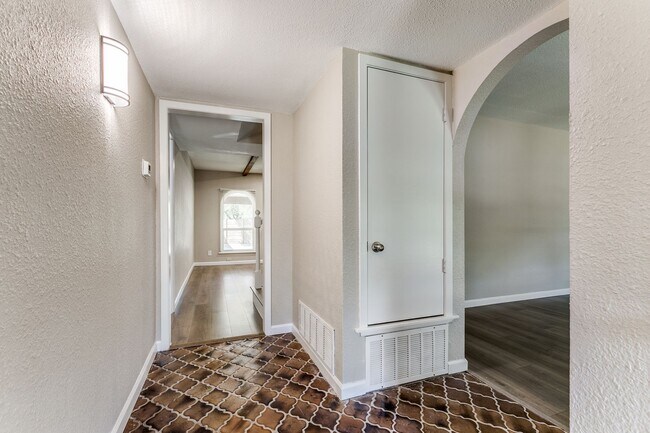 Building Photo - 10215 Charter Ridge