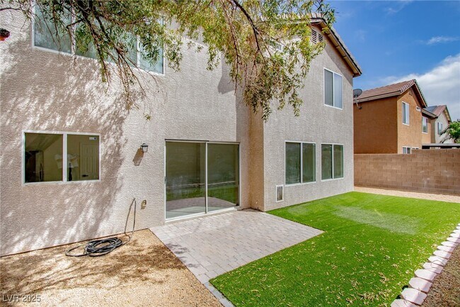 Building Photo - 5345 N Tustin Hills St