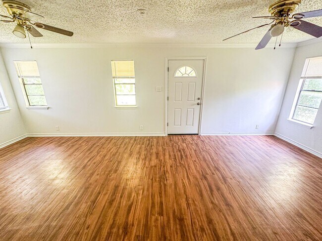 Building Photo - 3 Bedroom House with Garage and Fenced Yard!!