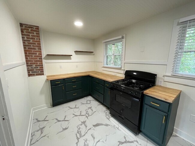 Building Photo - Recently Renovated 2 Bedroom Apartment in Duckpond