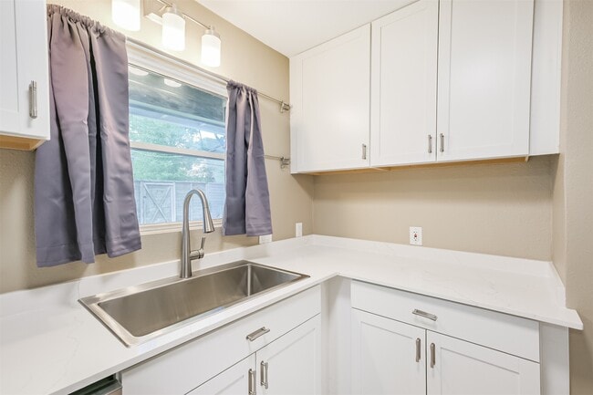 Building Photo - 4613 Braeburn Dr