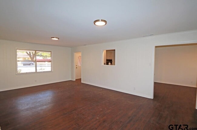 Building Photo - 806 Neches Dr
