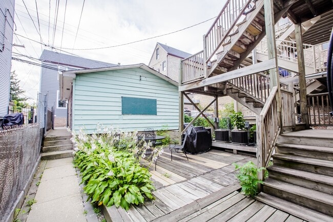 Building Photo - Spacious 1bedroom/1bath unit in Bucktown! Central Air, Dishwasher, FREE Laundry! Near Metra!