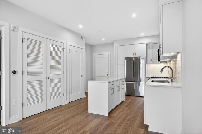 Building Photo - 811 S Columbus St