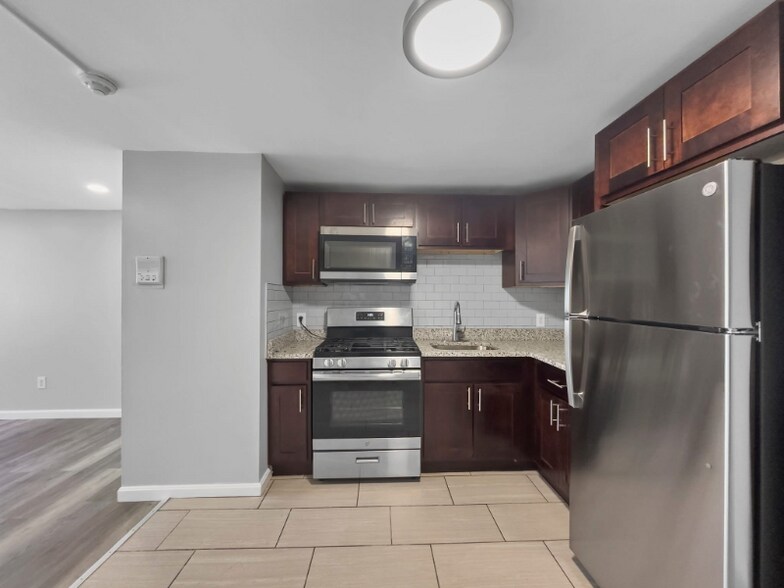 Primary Photo - 19 Grove St