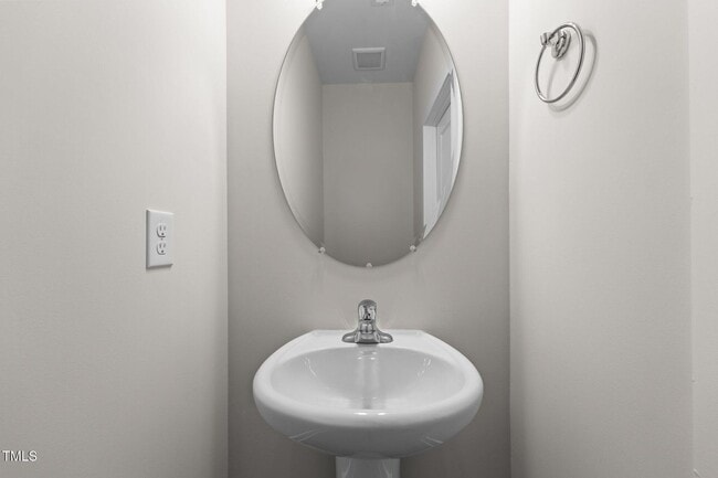 Building Photo - Deluxe 3 Bedroom End Unit Townhome - Avail...