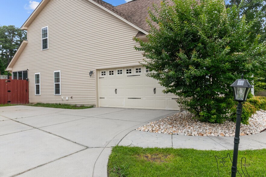 Building Photo - 6471 Chamblee Dr