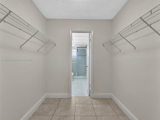 Building Photo - 9367 Fontainebleau Blvd