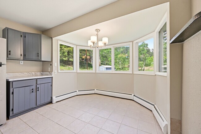 Building Photo - 836 Sleepy Hollow Dr