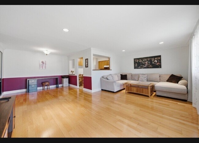 Building Photo - 670 Marilyn Ave