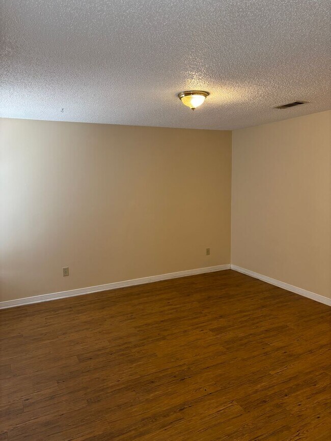 Building Photo - Convenient Northeast location!