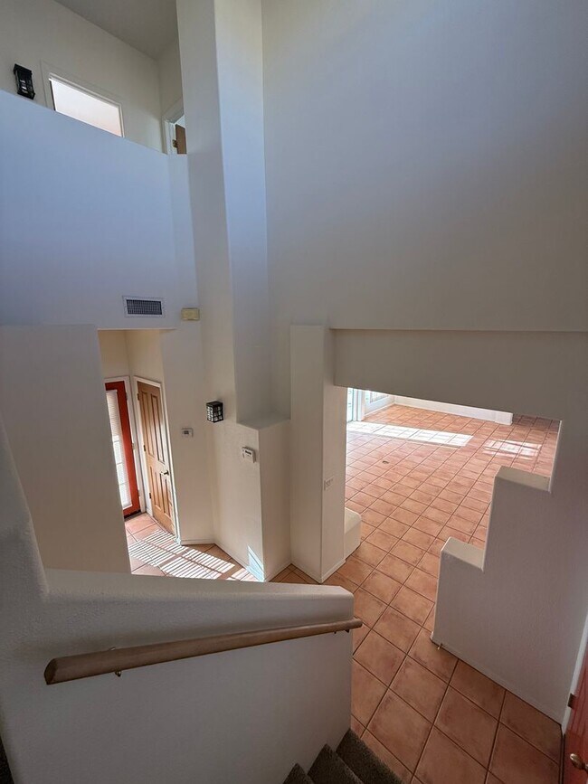 Building Photo - Beautiful 3 Bedroom/2.5 Bathroom Home Located off Roadrunner