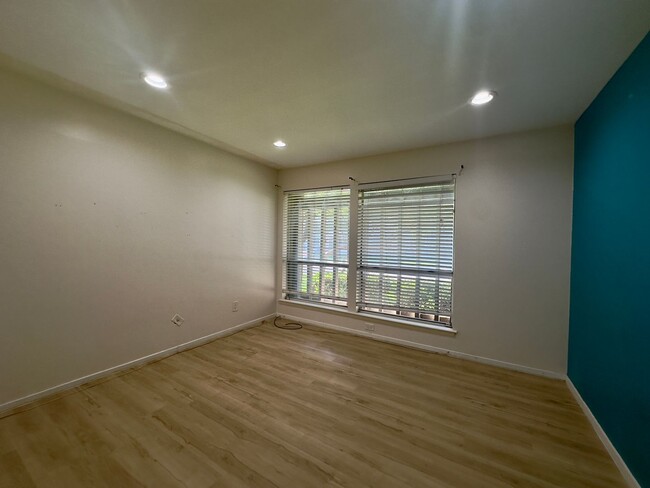 Building Photo - Great location near SMU! Minutes to shops ...