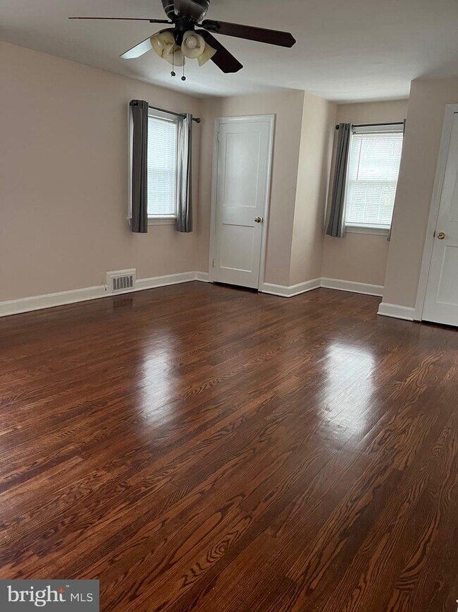 Building Photo - 102 Hillside Cir