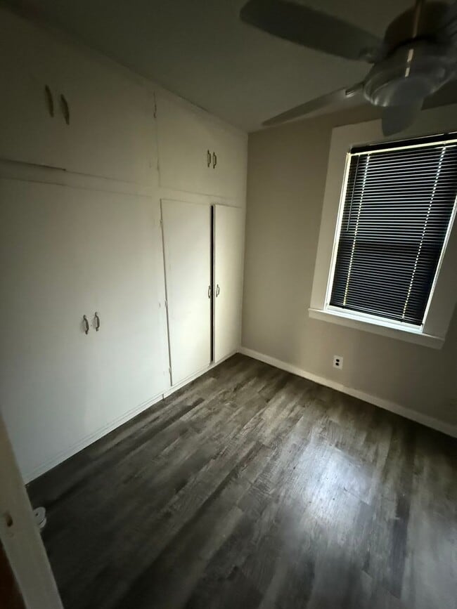 Building Photo - 2 Bed Room 1 Bath