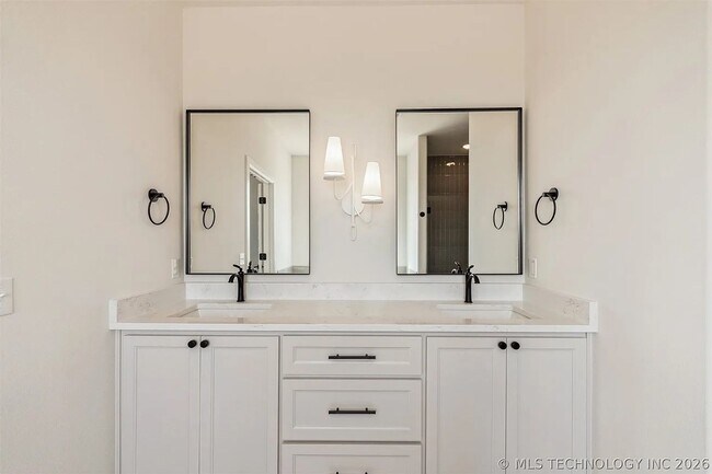 Building Photo - 5 Bed | 4 Bath House