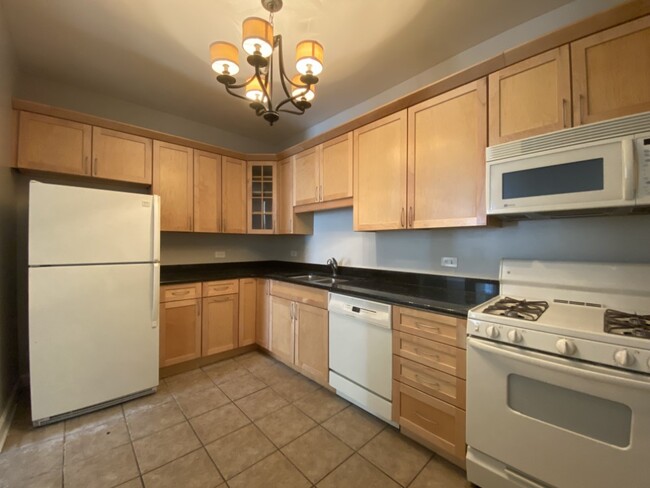 Large kitchen with plenty of storage space - 2215 N Clifton