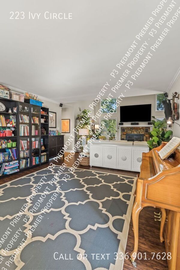 Building Photo - 223 Ivy Cir