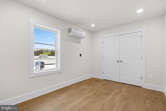 Building Photo - 30 W Broad St