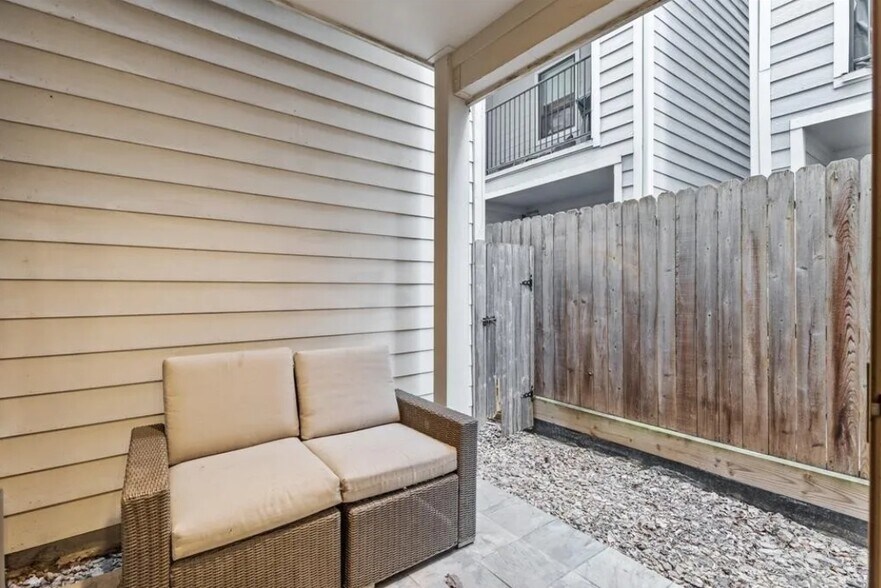 Building Photo - 5311 Lillian St