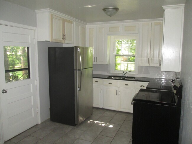 Building Photo - PRELEASING Early Aug 2026 -(3) Bed/(1) Bath Close to Campus! Pet Negotiable!