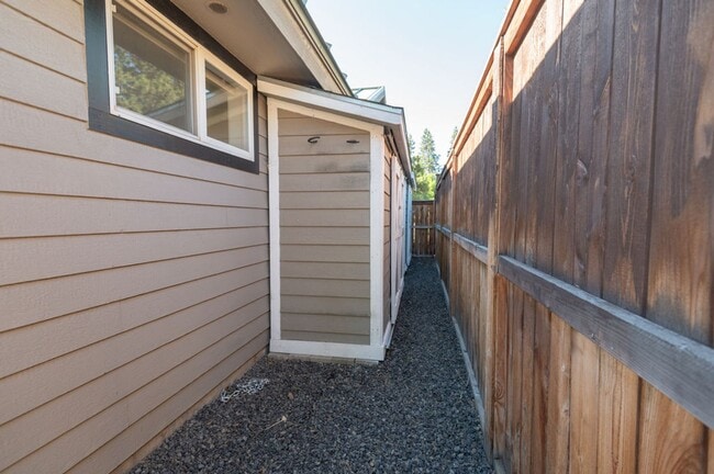 Building Photo - Quintessential Bend Living - 3 Bed | 2 Bat...