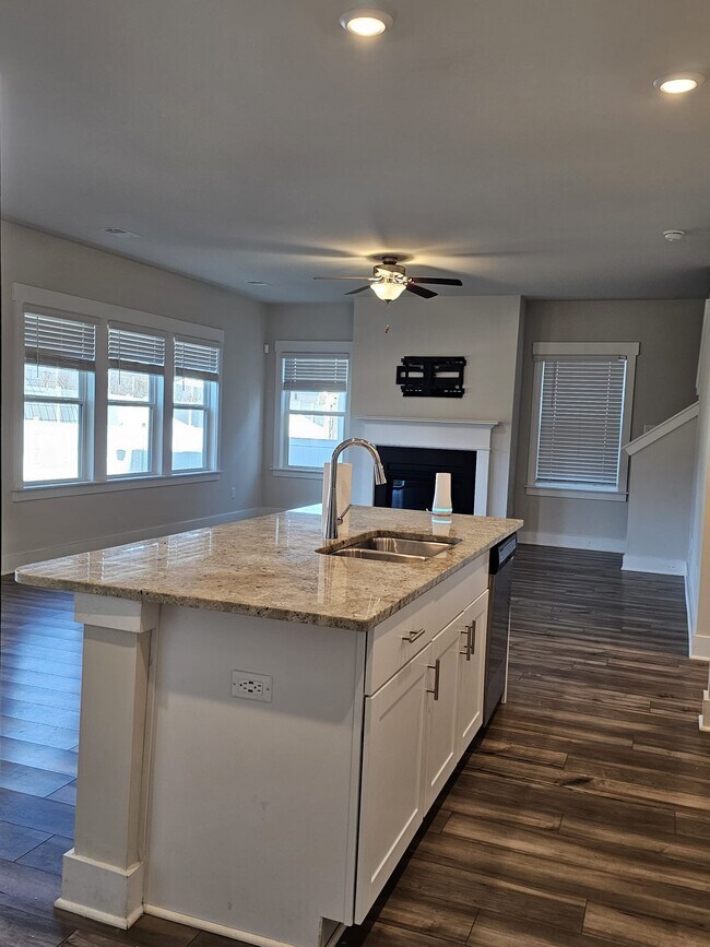 Building Photo - 558 Laxton Rd