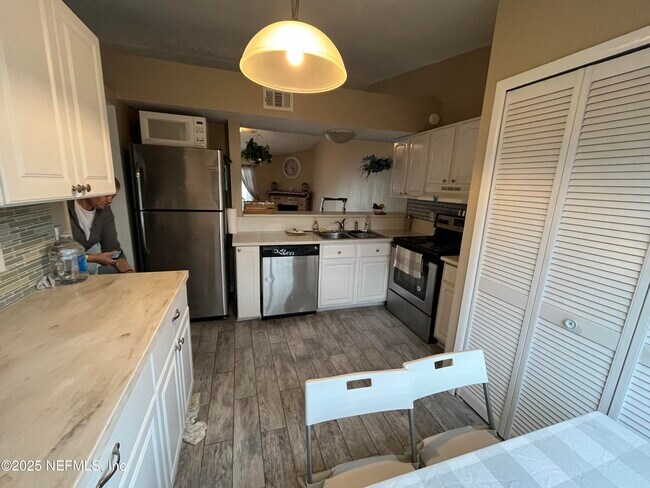 Building Photo - 636 Aquatic Dr