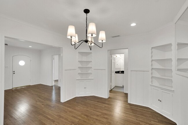 Building Photo - Bluebonnet Circle Charmer